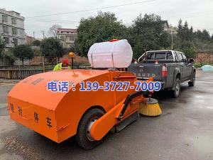 湖南省婁底市雙峰縣公路局養(yǎng)護中心彭站長與河南都市機械設(shè)備有限公司工程師喬主任,實地研究，精心設(shè)計制作了一款新型的皮卡車式道路清掃車