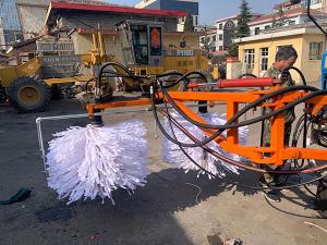 2020年11月11日山西省晉中市昔陽(yáng)縣公路管理段與河南都市機(jī)械設(shè)備有限公司合作，在宋段長(zhǎng)王隊(duì)長(zhǎng)凌師傅的精心安排指導(dǎo)下與喬主任祝師傅的積極努力，成功研制出了加寬雙護(hù)欄板600mm護(hù)欄清洗機(jī)